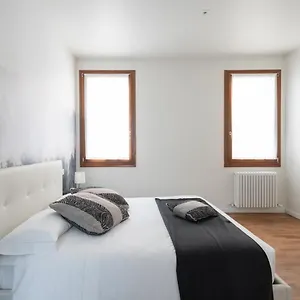 https://greci-palace-canal-view.hotelslidodijesolo.com